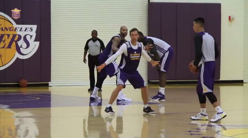 Steve Nash guarding Jeremy Lin