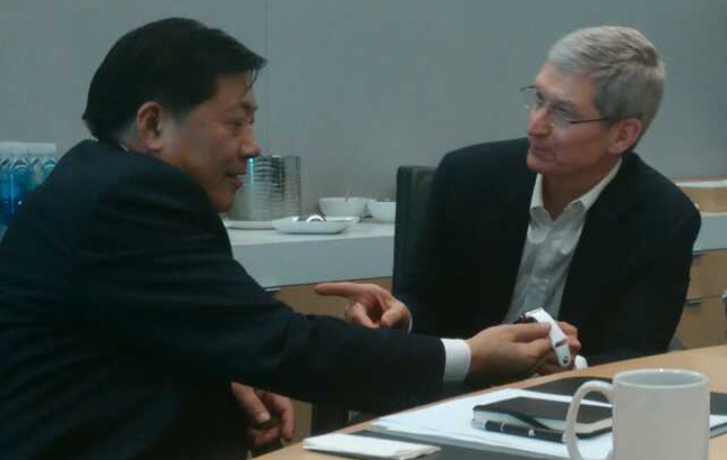 Tim Cook Lu Wei