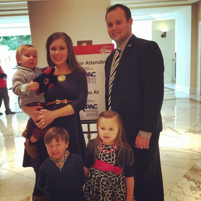 Josh and Anna Duggar and children