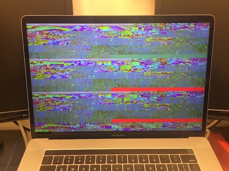 15-inch MacBook Pro with Touch Bar suffers from graphical glitch