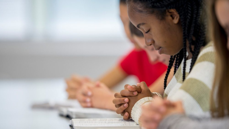 Students praying before class. (Photo/freedom forum)