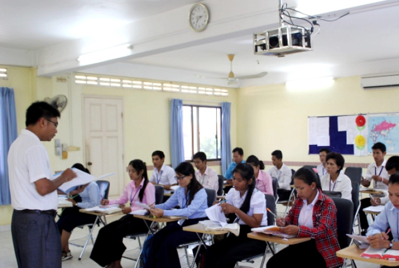 一柬埔寨圣经学校本地学生正专心上圣经课