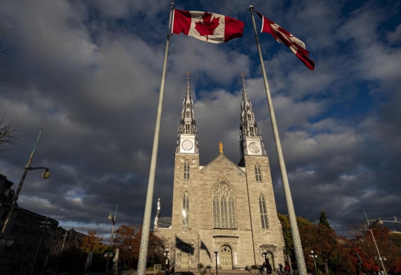 加拿大國旗與國會山附近教堂景象