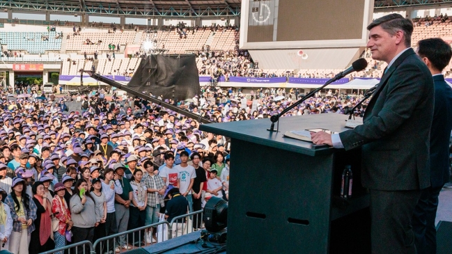 葛威爾首度主領韓國大型體育場佈道 逾兩萬人赴會近七百人決志