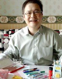 新文具贈貧學童 物輕情意重 表關心促成長