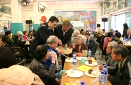 百多位獨居長者提早過豐盛聖誕