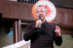 陳恩明牧師向「八十後」談火熱生命贏盡掌聲