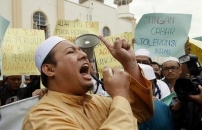 吉隆坡至少三教會被炸彈襲擊 大批穆斯林上街示威