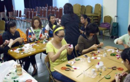 制作母亲节丝网康乃馨 新移民妇女助人自助