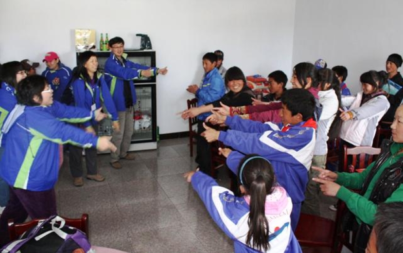 励行会义工远赴青海辅导灾区学生 歌声让灾童展笑脸