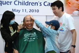 港大醫學院教授剃光頭 為癌病兒童籌款