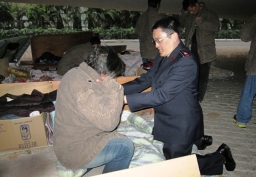 救世軍派發禦寒衣物予露宿者