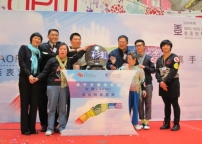 孫耀威與殘疾人士「攜手共創彩虹橋」表演紗織藝術時裝