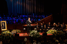 數千人紐約時代廣場教會追悼韋克森牧師