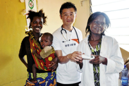 莫樹錦醫生首訪非洲 與助養囡囡會面