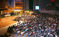 華人佈道家張伯笠水晶大教堂佈道  逾300人信主