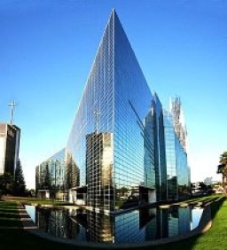 多方爭相高價競投水晶大教堂物業