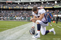 美球星下跪祈禱「提博照」熱傳