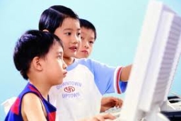 台灣平均3至7歲開始上網 四成無人監督