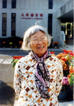 中大哈佛冬青樹下撒骨灰紀念胡秀英