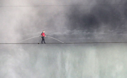 美名特技人華倫達創舉 踩鋼線跨越尼亞加拉大瀑布