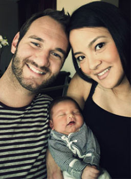 无肢勇士力克晒全家幅 吁以主爱对抗欺凌