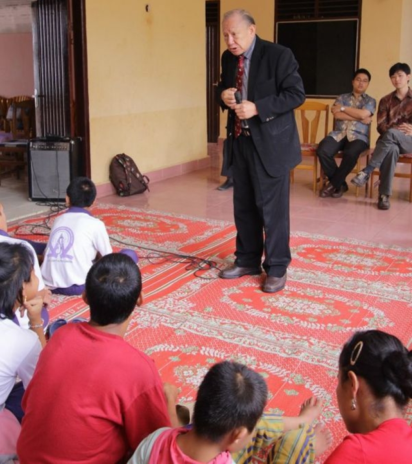 唐崇榮向智障兒童講「十字架強盜的悔改」