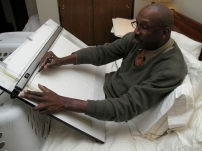 紐約花甲男子四年完成手抄欽定本聖經