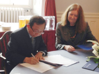 中神與愛丁堡大學簽署共頒博士學位