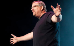 兒子自殺後華理克恢復重返馬鞍峰講台