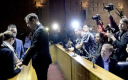 殘奧刀鋒短跑名將殺女友 開庭前流淚禱告