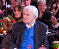 95歲葛培理牧師為美國流淚 祈求降下復興