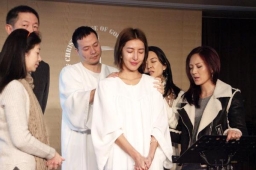 台灣藝人楊謹華生日受洗象徵「基督裡重生」