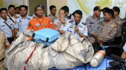 亞航失踪客機殘骸尋獲 打撈大量浮屍