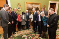 研究中心民調：美國人不信任特朗普 但七成基督徒為他禱告