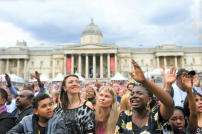 英国上千信徒齐集广场 五旬节求主佑国