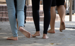 扶貧組織二百人赤腳行觀塘 促社會尊重窮人