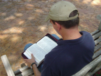 父母小步子女信仰大步 研究：常到教會子女愛讀經