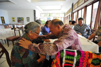 印尼疫病確診逾萬 唐崇榮牧師勉負神軛度難關