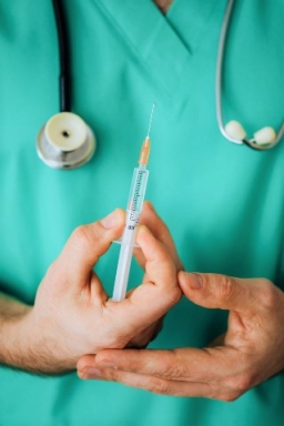 美國首輪疫苗接種 四分一人憂安全拉比勇注射盼釋疑