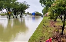 洪水襲大馬 團體送電池照亮家庭