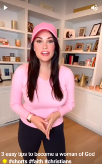 美國名模退出時裝界：雲彩衣裳不及上帝美