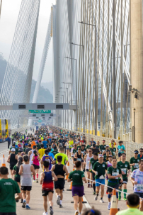 香港馬拉松同性戀旗掛欄杆 警方移除