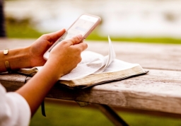 聖經數位化：保護傳統與促進革新之間的平衡