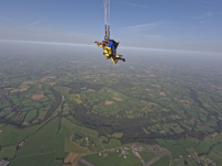 英國60歲牧師克服恐懼高空跳傘 籌款更換教堂屋頂