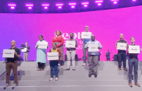 洛桑多國信徒代表上台促宗教自由 全場靜默禱告支援