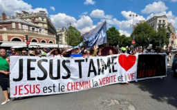 法國「為耶穌而行」盛況空前 逾六萬人上街見證信仰