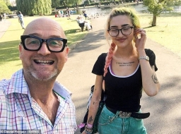 女儿战胜忧郁 BBC古董节目主持人从