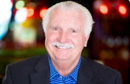 別只禁止滑手機！彭蘭德博士提醒父母關注青少年網絡風險