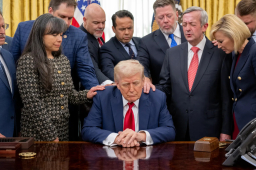 调查：近半基督徒认同川普捍卫信仰 仅5%美民众认同他